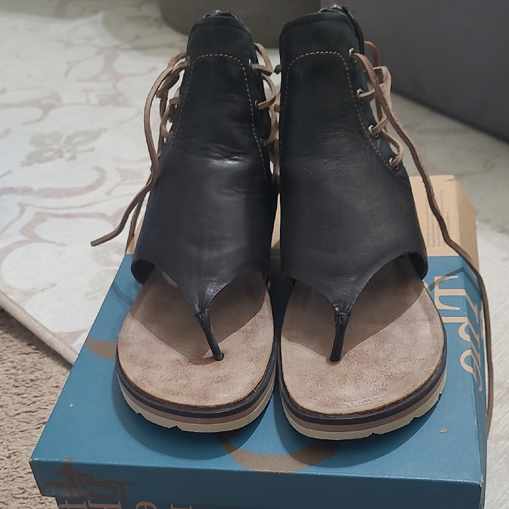 OFF THE BEATEN TRACK Locate sandals  Stylish Black and Tan Women's Sandals